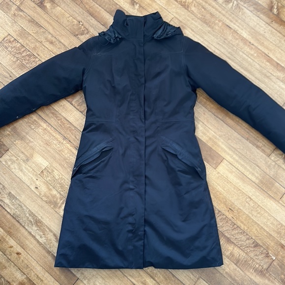 North Face women’s black parka in medium. Great condition! - Picture 10 of 11